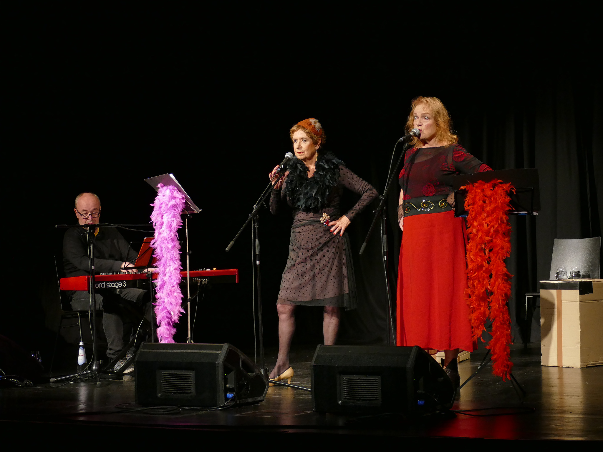 Bühnenszene mit Ensemble und Pianist